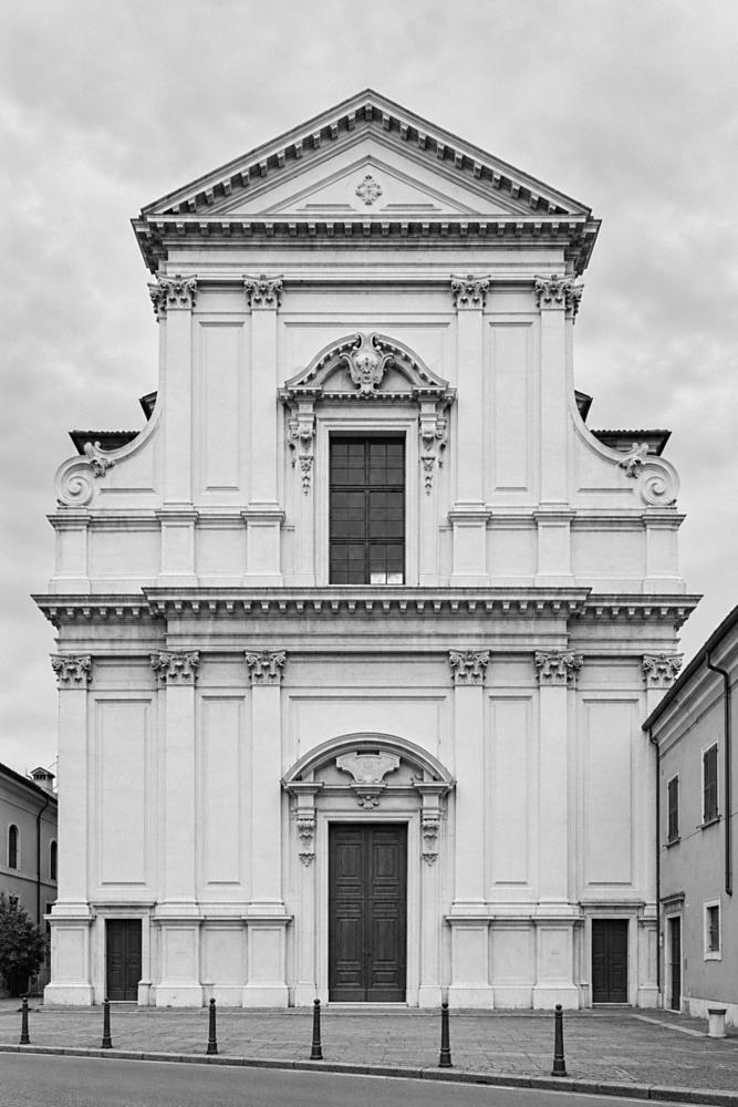 La facciata bianca di Sant’Afra a Brescia.